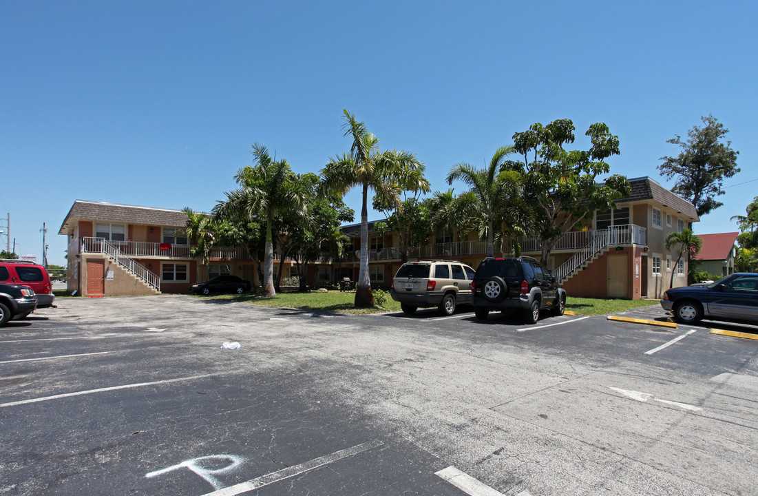 Joanne Marie Apartments in Wilton Manors, FL - Foto de edificio