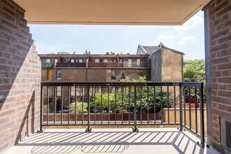 241 S 6th St, Unit 209 in Philadelphia, PA - Building Photo - Building Photo