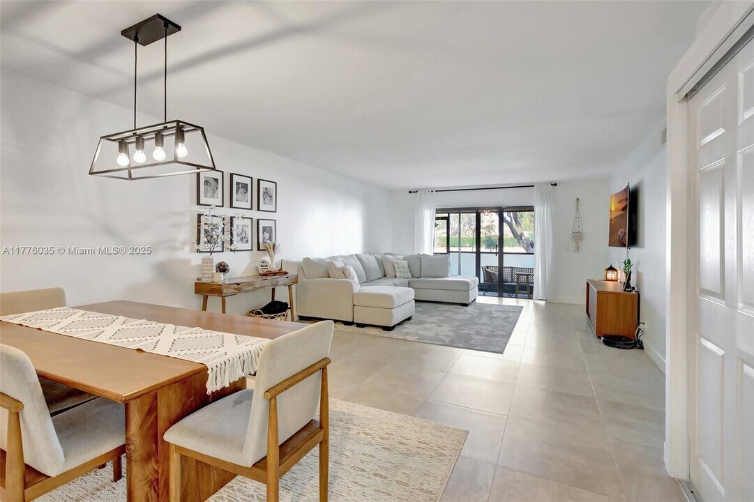 340 Racquet Club Rd in Weston, FL - Building Photo