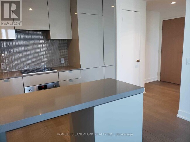 7-5607 Grenville St in Toronto, ON - Building Photo - Building Photo