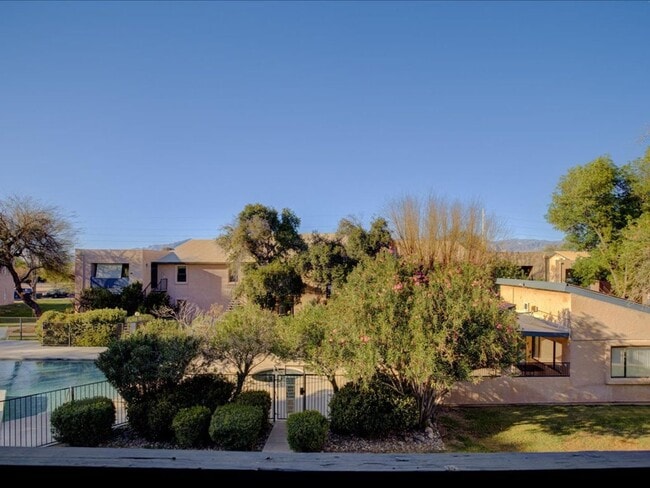 8080 E Speedway Blvd in Tucson, AZ - Foto de edificio - Building Photo