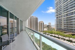 475 Brickell Ave in Miami, FL - Building Photo