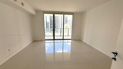 1300 Brickell Bay Dr, Unit 2300 in Miami, FL - Foto de edificio - Building Photo