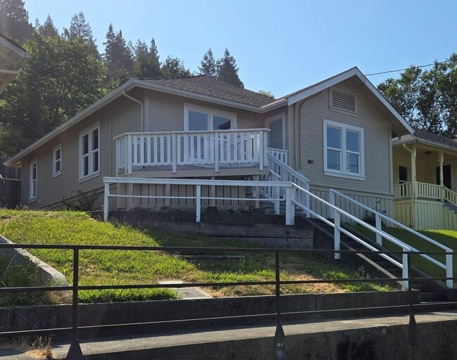 568 B St in Scotia, CA - Building Photo - Building Photo