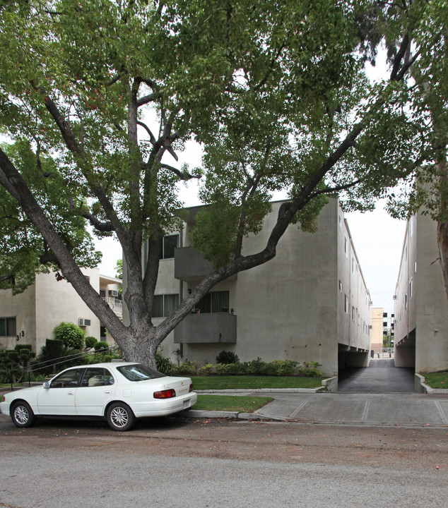 321 E Tujunga Ave in Burbank, CA - Building Photo