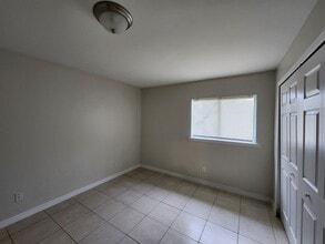 5013-5015 Locke Ln in Lehigh Acres, FL - Foto de edificio - Building Photo