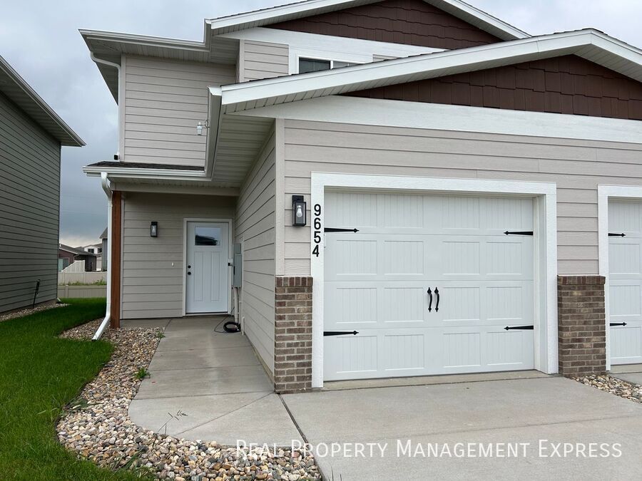 2 Bedroom 1.5 Bathroom Home for Rent in Sioux Falls, SD - Building Photo
