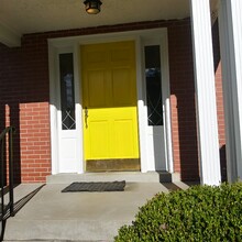 2125 Village Dr, Unit 1 in Louisville, KY - Building Photo - Building Photo