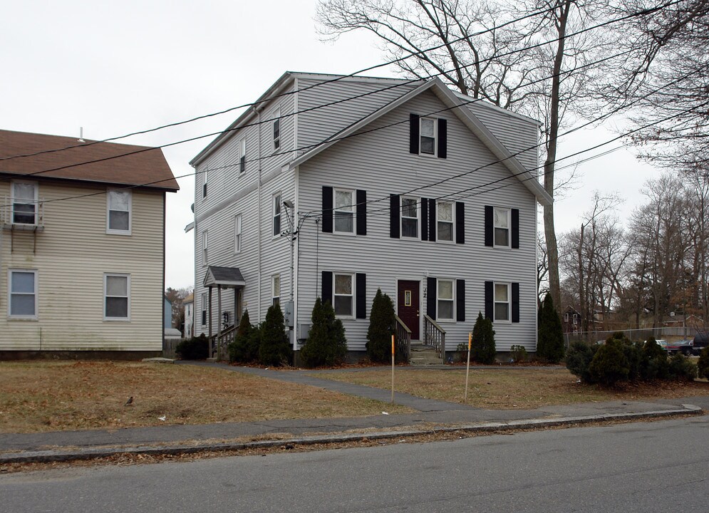 12 Maple St in Taunton, MA - Building Photo