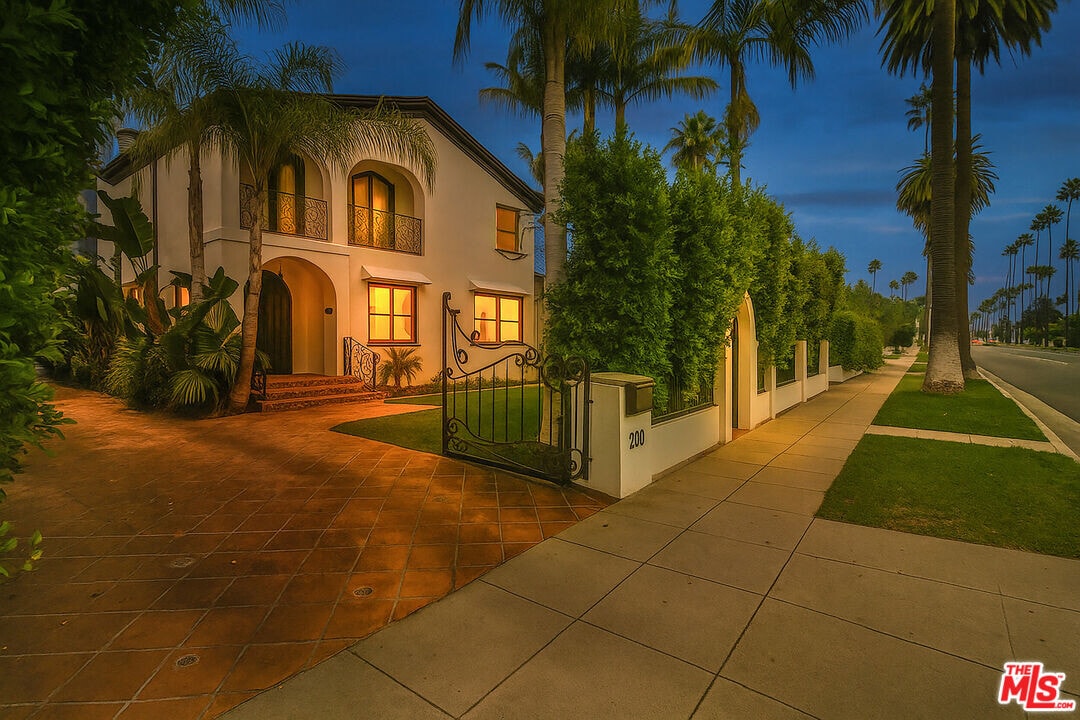 209 N Doheny Dr in Beverly Hills, CA - Building Photo