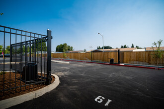 Crossings at Center Street in Salem, OR - Foto de edificio - Building Photo