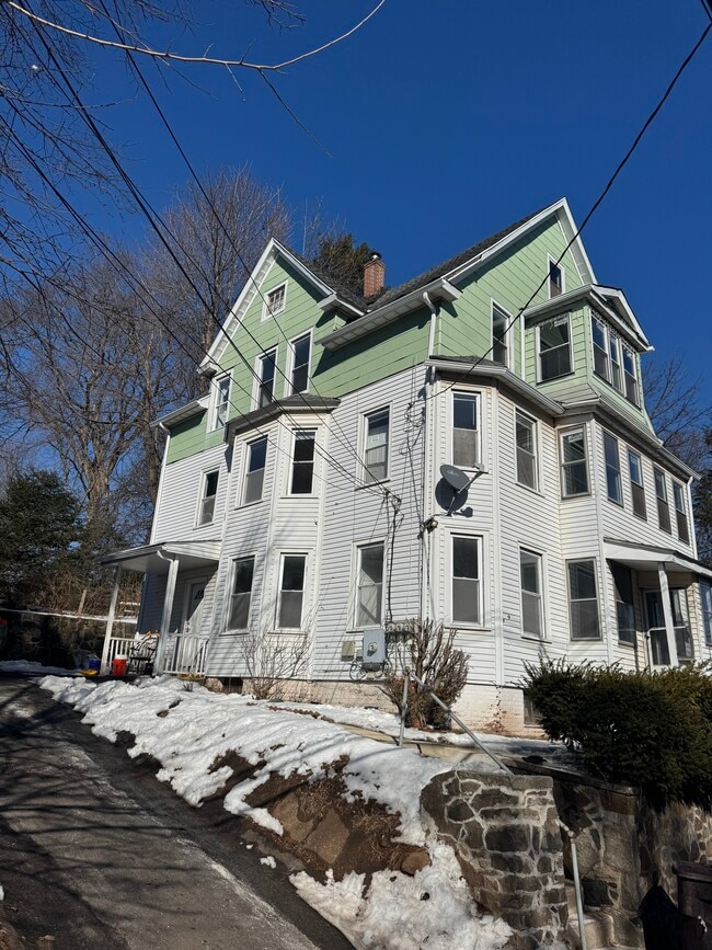 128 Pleasant St, Unit Apartment 3