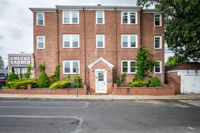 Auburn Apartments in Cranston, RI - Foto de edificio - Building Photo