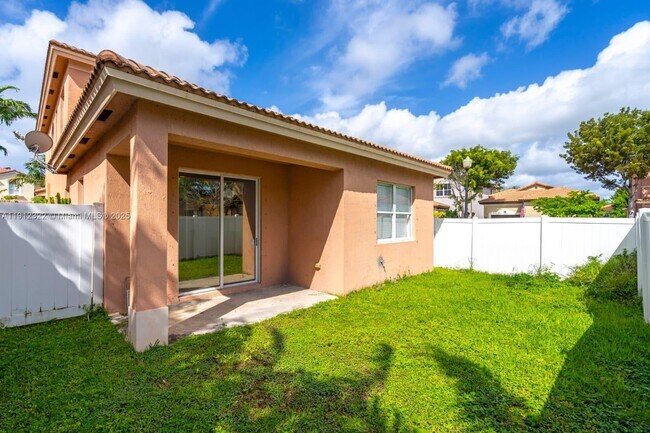 1095 NE 39th Ave in Homestead, FL - Building Photo - Building Photo