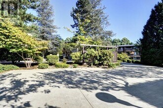9857-9857 Manchester Dr in Burnaby, BC - Building Photo - Building Photo