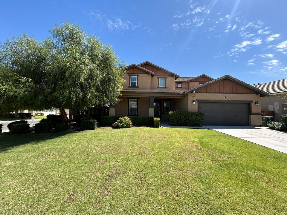 12201 White Rapids Way in Bakersfield, CA - Building Photo