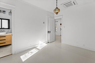 945 Marco Pl in Los Angeles, CA - Foto de edificio - Building Photo