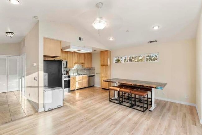 233 Cole Ranch Rd in Encinitas, CA - Foto de edificio - Building Photo