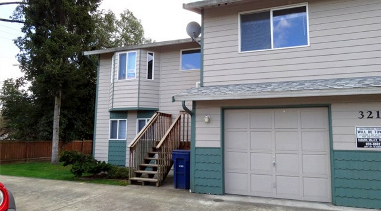 321 R St SE in Auburn, WA - Building Photo
