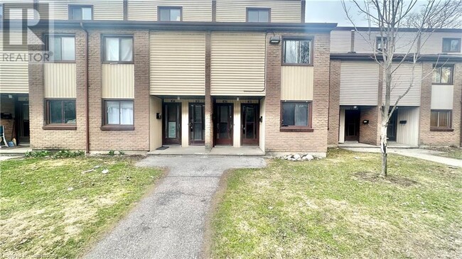 1200 Courtland Ave E in Kitchener, ON - Building Photo - Building Photo