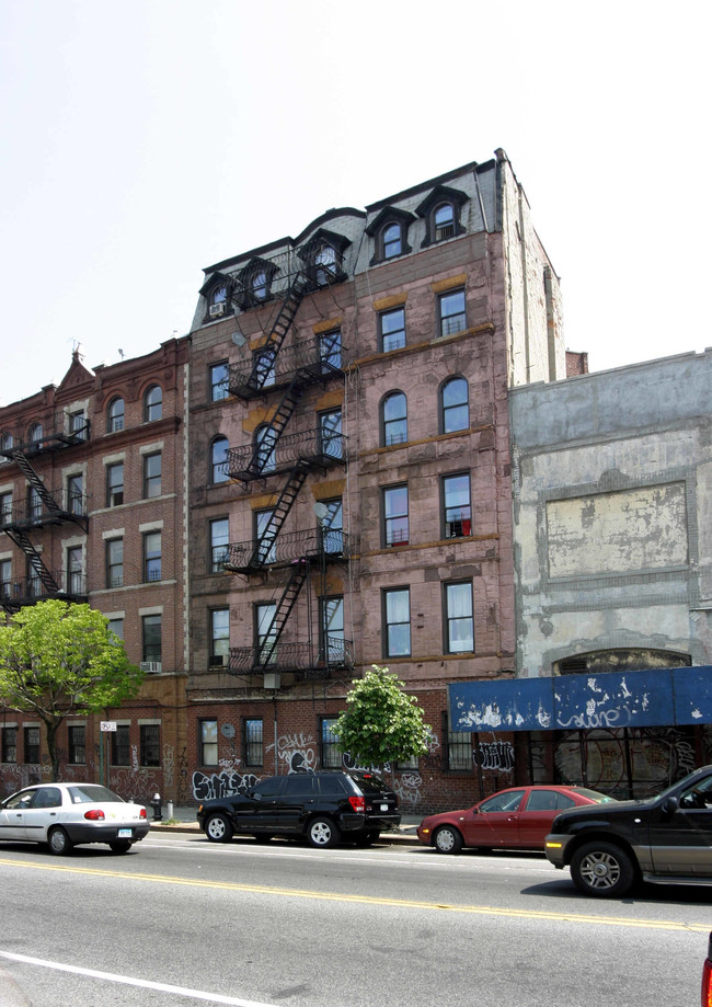 1377 Bedford Ave in Brooklyn, NY - Foto de edificio - Building Photo