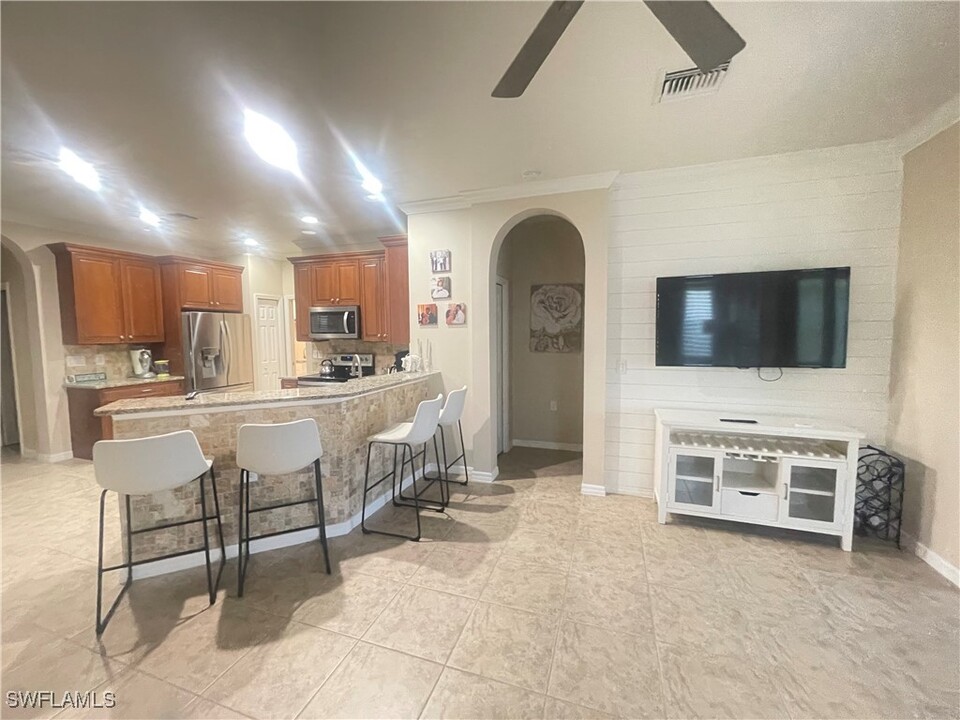 10458 Materita Dr in Ft. Myers, FL - Building Photo