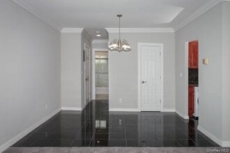 556 New Hwy in Hauppauge, NY - Foto de edificio - Building Photo