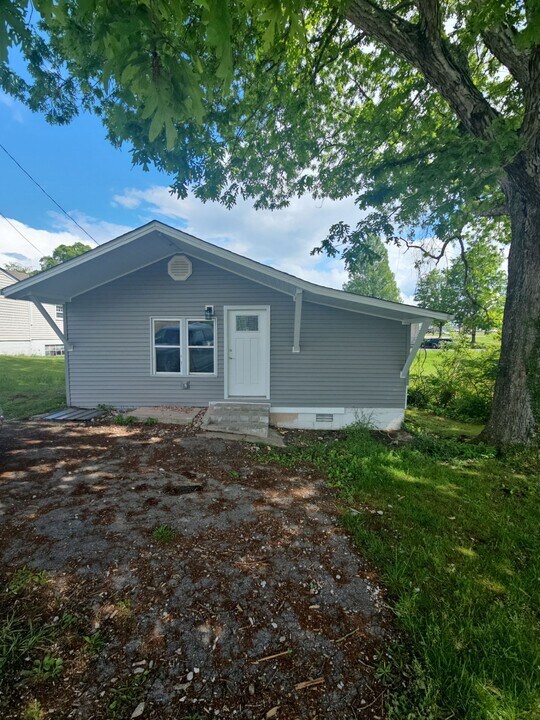 547 Fourth St in Crossville, TN - Building Photo