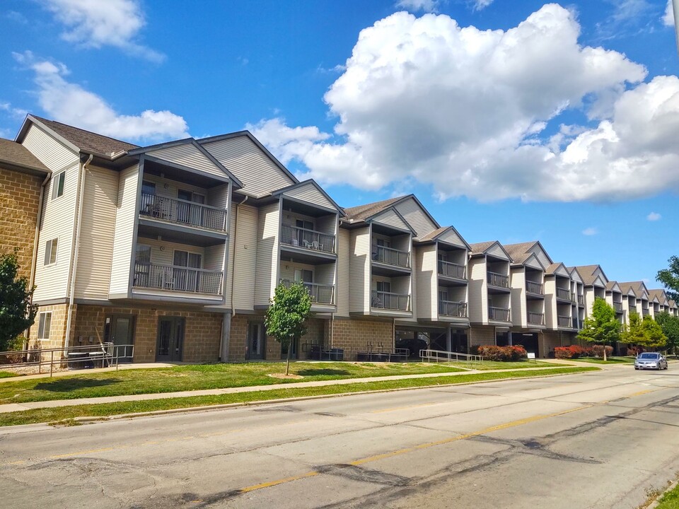 The Stilts on Springfield in Champaign, IL - Building Photo