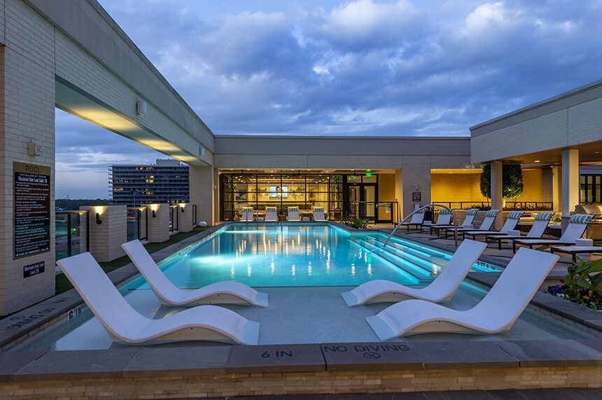 NOVEL River Oaks by Crescent Communities in Houston, TX - Foto de edificio
