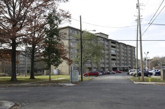 Guy B Love Towers in Knoxville, TN - Foto de edificio - Building Photo