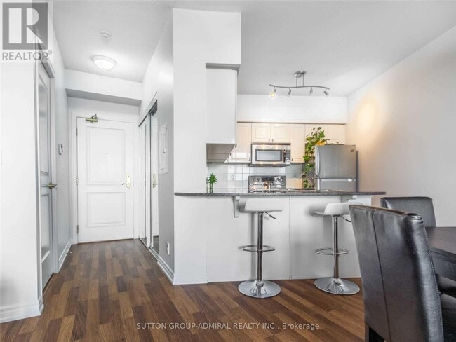 9225 Jane St in Vaughan, ON - Building Photo - Building Photo