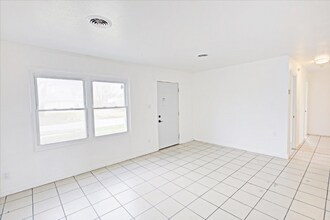 824 St Monica Dr in Sauget, IL - Building Photo - Building Photo