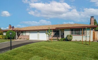 74 Plaza Way in Chico, CA - Building Photo