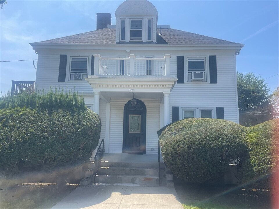 37 Elliott St in Danvers, MA - Building Photo