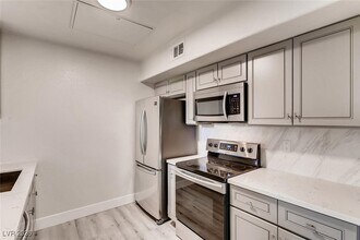 7255 W Sunset Rd, Unit 2024 in Las Vegas, NV - Building Photo - Building Photo