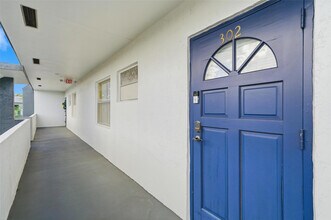 8330 Sands Point Blvd in Tamarac, FL - Building Photo - Building Photo