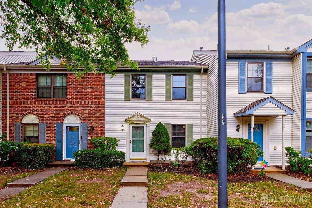 134 Pear Tree Ln in Franklin Township, NJ - Building Photo