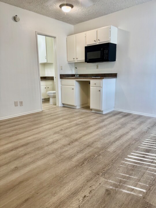 15125 Victory Blvd in Los Angeles, CA - Building Photo