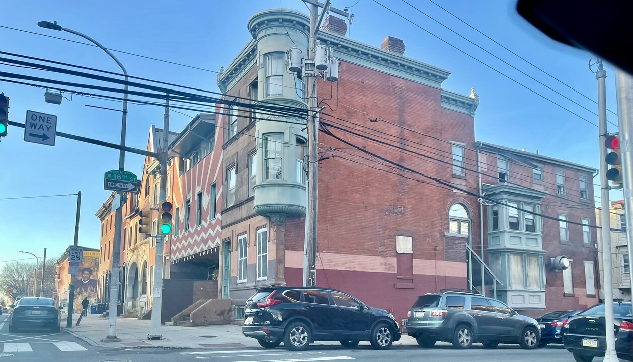 1601 W Girard Ave in Philadelphia, PA - Building Photo