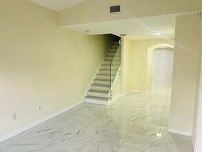 4950 White Mangrove Way E in Fort Lauderdale, FL - Foto de edificio - Building Photo