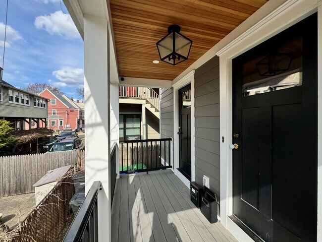 8 Charnwood Rd, Unit 3 in Somerville, MA - Building Photo - Building Photo