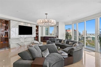 450 Knights Run Ave in Tampa, FL - Building Photo - Building Photo