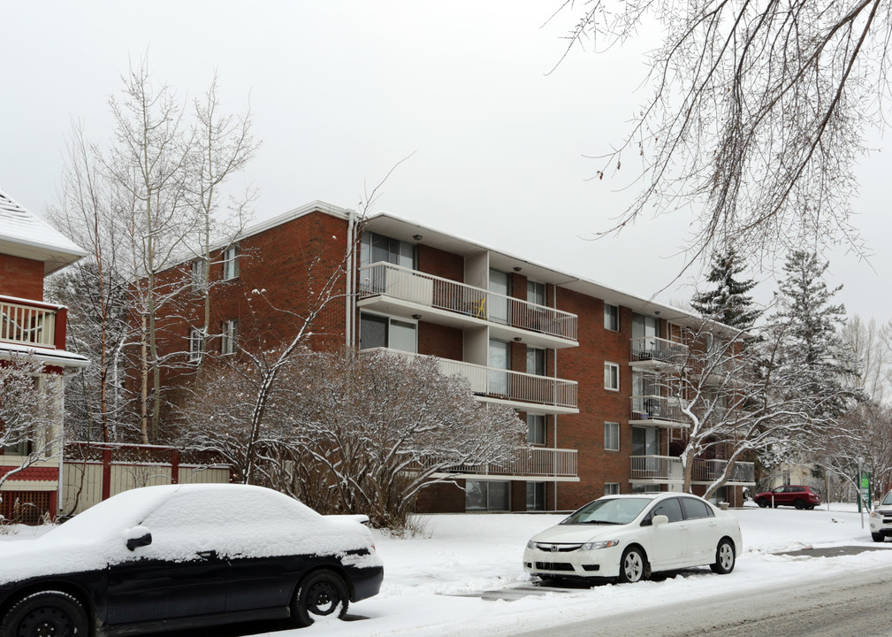 Harrison House in Calgary, AB - Building Photo