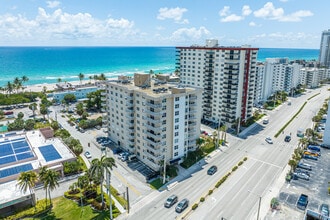 Stratford Towers in Hollywood, FL - Foto de edificio - Building Photo