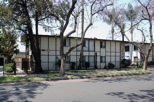 116 E Wakefield Ave in Anaheim, CA - Building Photo