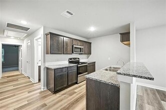 324 W Munson St in Denison, TX - Foto de edificio - Building Photo