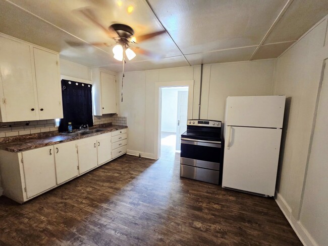 1002 Runnels St, Unit A in Big Spring, TX - Building Photo - Building Photo