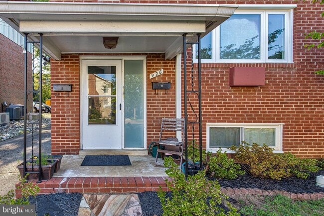 926 N Edgewood St in Arlington, VA - Building Photo - Building Photo
