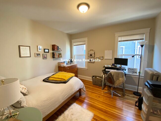 21 Moraine St, Unit 1 in Boston, MA - Foto de edificio - Building Photo